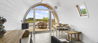 Chalet in Hertford with Lakeview Hot Tub