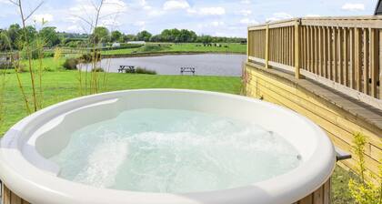 Chalet in Hertford with Lakeview Hot Tub