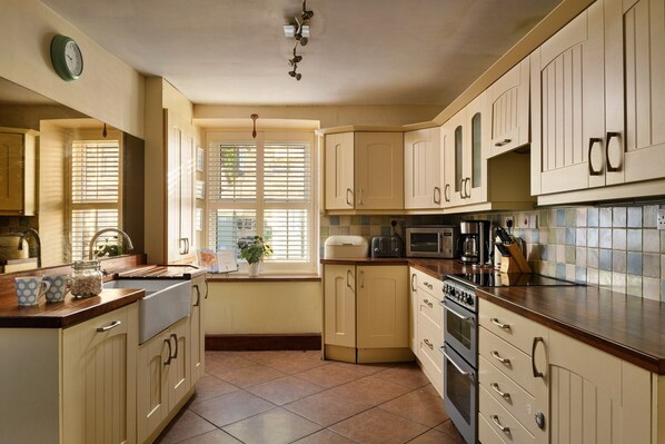 Fridge, oven, stovetop, dishwasher