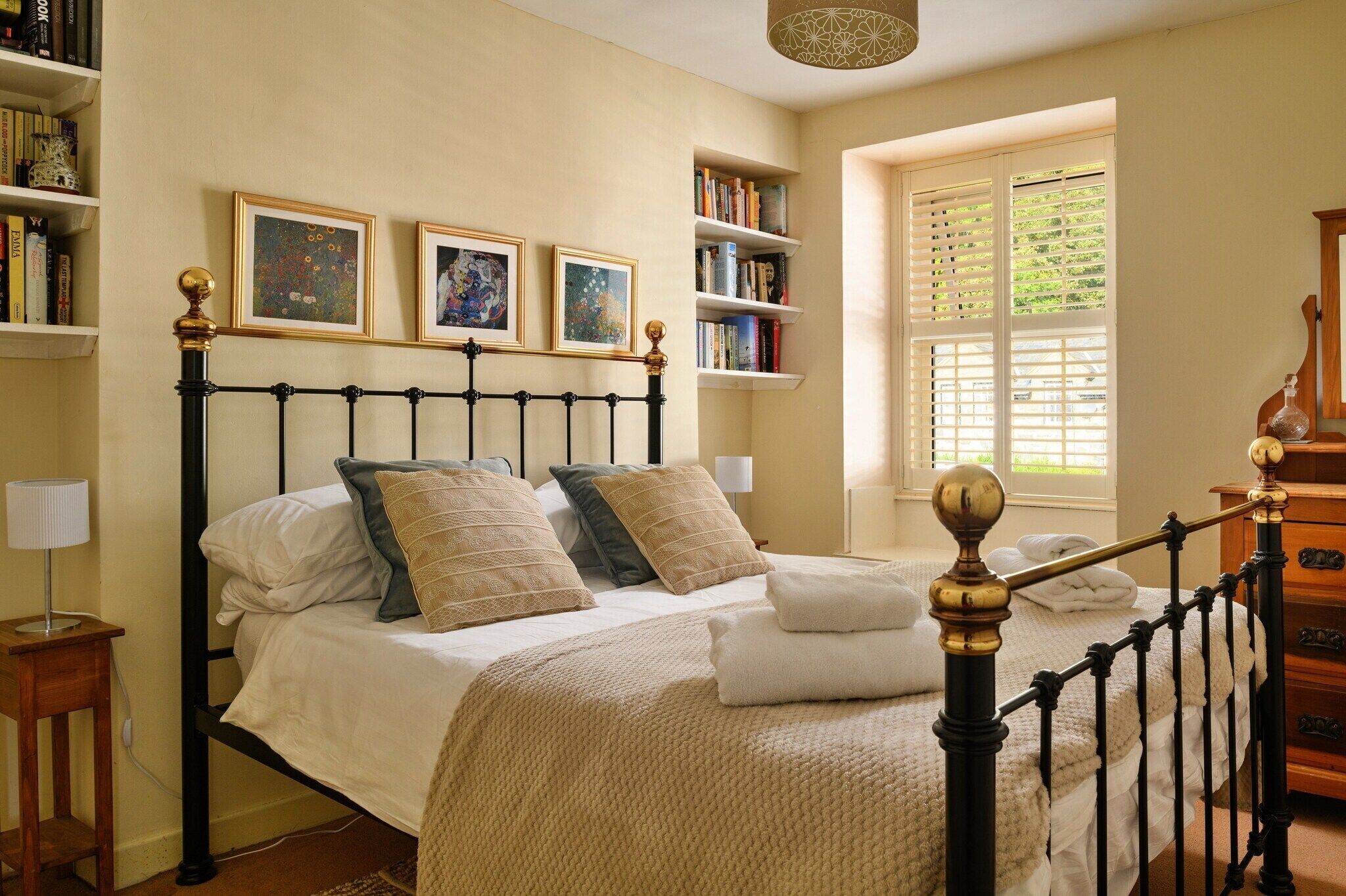 5 bedrooms, iron/ironing board, free WiFi