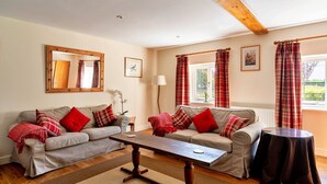 A cozy living room with two sofas, a coffee table, and a side table. - Holiday Home in Andover near New Forest Park (Barton Stacey)