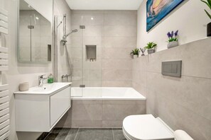 Shower, hair dryer - Apartment in Ripon Market Place Charm (Ripon)