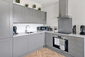Kühlschrank, Mikrowelle, Ofen, Herdplatte
