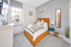 1 chambre, fer et planche à repasser, accès à Internet