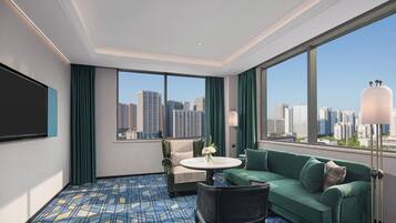 Luxury Studio Suite | Blackout drapes, iron/ironing board