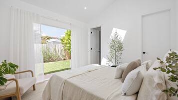 4 bedrooms, desk, iron/ironing board, travel cot