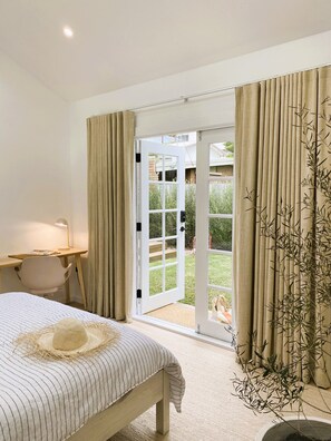 4 bedrooms, desk, iron/ironing board, travel cot - NESTE on 5th - Luxury in the heart of Rosebud. (Rosebud)