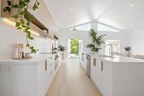 Kühlschrank, Mikrowelle, Ofen, Herdplatte