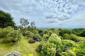 Property grounds - Chalet in Kent with Hot Tub & Countryside Views (Hoath)