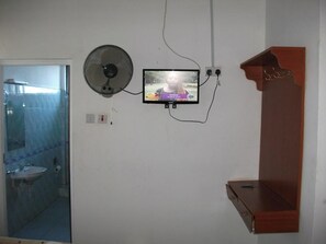 Ducha, zapatillas, toallas y jabón