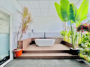 ファミリー 4 人部屋 シティビュー | バスルーム | シャワー、バスアメニティ (無料)、ヘアドライヤー、スリッパ