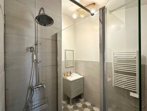 Shower, hair dryer, towels, toilet paper - Bed & Breakfast ''SOUS L'OMBRE DES MIMOSAS'' (UNDER THE SHADOW OF THE MIMOSAS) (Le Busseau)