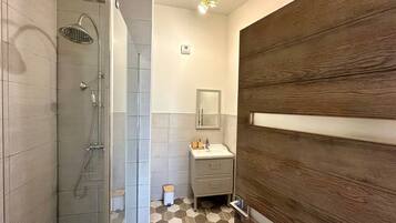 Een douche, een haardroger, handdoeken, toiletpapier