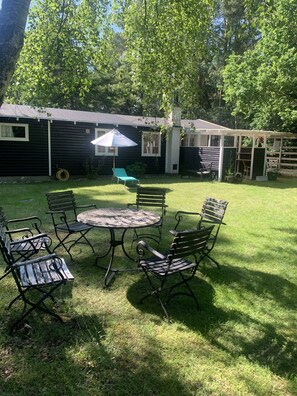 Outdoor dining - Cozy holiday home near the beach and nature (Frederiksværk)