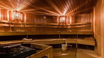 Eine Sauna mit Holzbänken, einer Holzwand und einer Holzboden.