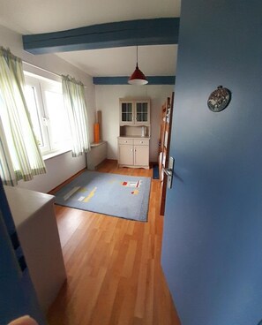 8 quartos, individualmente mobiliados