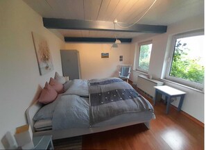 8 Schlafzimmer, individuell eingerichtet