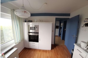 Jääkaappi, mikroaaltouuni, uuni, astianpesukone