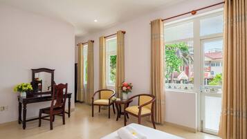 4 kamar tidur, meja kerja, dan ruang kerja ramah laptop