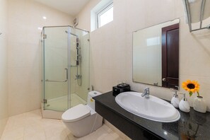 Regadera, regadera tipo lluvia, amenidades de baño gratuitas 