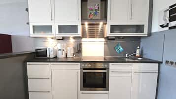 Een koelkast, een magnetron, een oven, een kookplaat