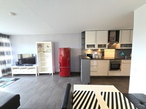 Een koelkast, een microgolfoven, een oven, een kookplaat