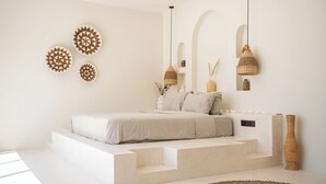 Ein modernes Schlafzimmer mit einem Bett, Wanddekoration und einem außergewöhnlichen Treibendesign.