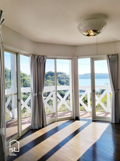 Ultra-Private Off-Grid Island Villa near Beach with Mandarin Farm Setting