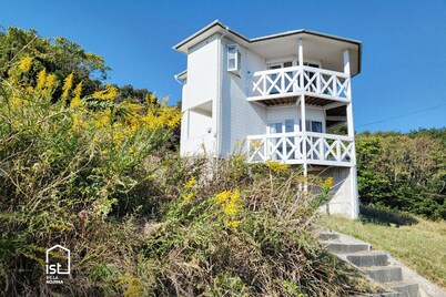 Ultra-Private Off-Grid Island Villa near Beach with Mandarin Farm Setting