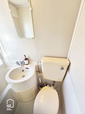 SĂšche-cheveux, serviettes fournies, savon, papier toilette