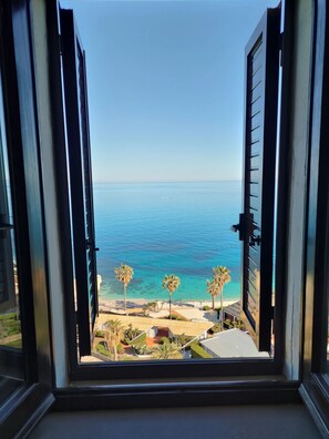 Tallelokero huoneessa, työpöytä, ilmainen Wi-Fi