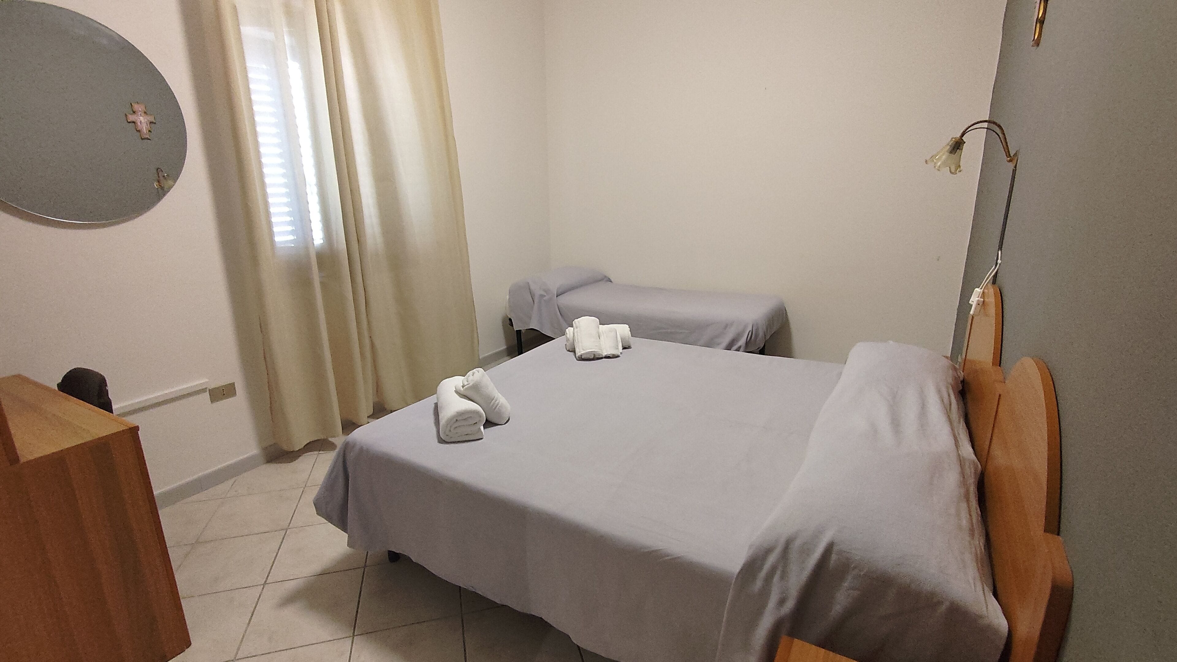 Habitación triple básica | Caja fuerte, escritorio, wifi gratis