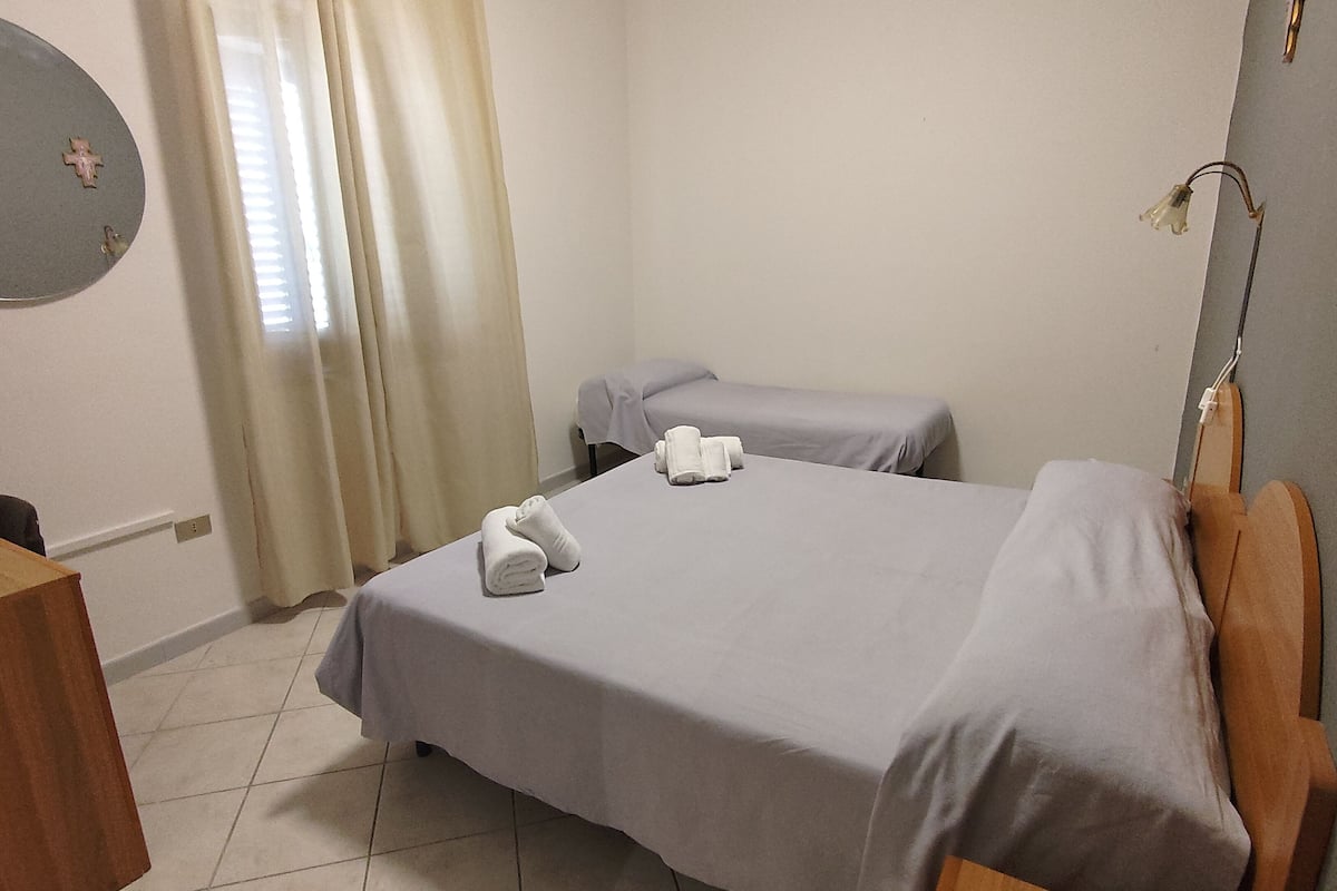 Quarto triplo básico | Cofres nos quartos, escrivaninha, Wi-Fi de cortesia