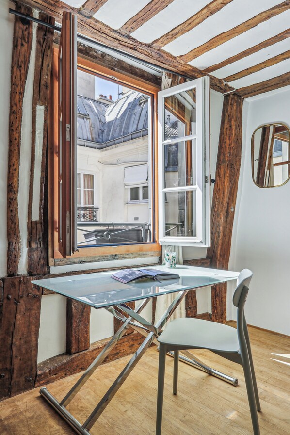 City Apartment, 1 Bedroom, Non Smoking - Stylish 1BR - Walkable to Opera & Louvre (Paris)