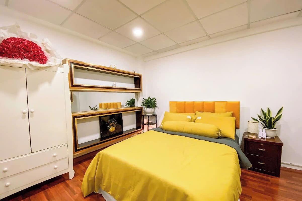 Iron/ironing board, free WiFi, bed sheets