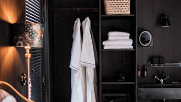 Superior Double Room, Garden View | Living area | 70-cm flat-screen TV with digital channels