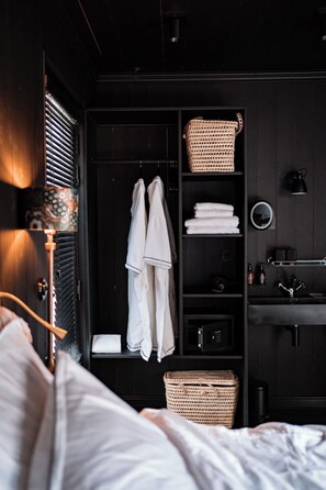 Superior Double Room, Garden View | Living area | 70-cm flat-screen TV with digital channels - Hôtel Lilybloom Le Havre (Le Havre)