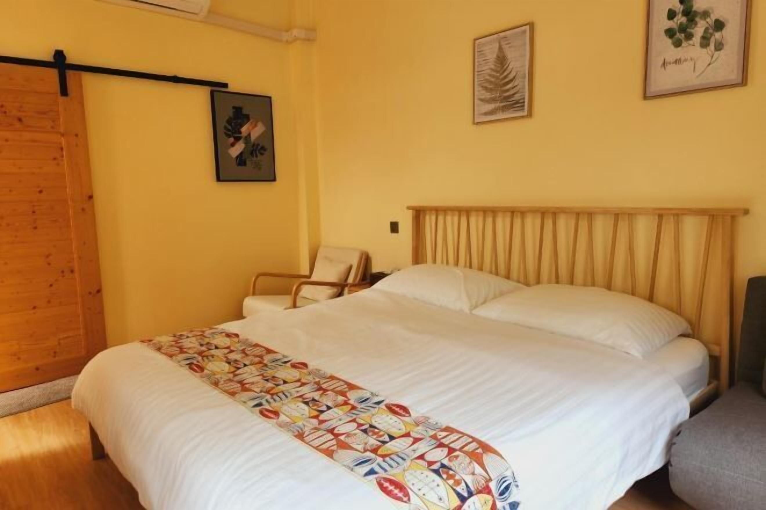 Free minibar, in-room safe, free WiFi, bed sheets