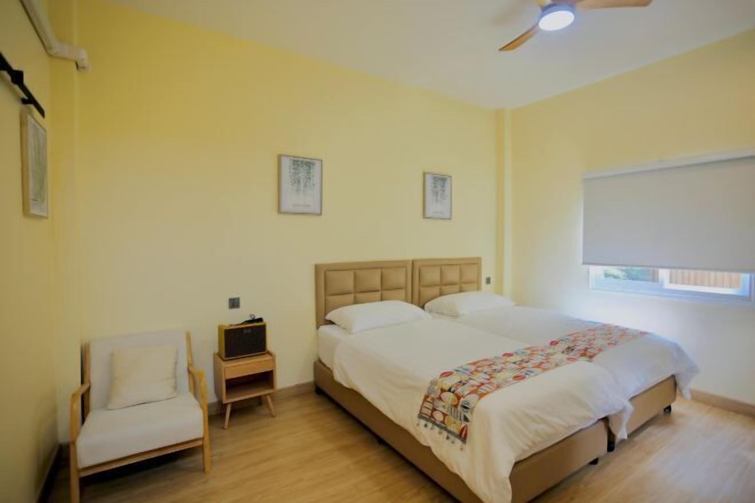 Free minibar, in-room safe, free WiFi, bed sheets