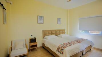 Free minibar, in-room safe, free WiFi, bed sheets