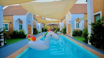 Free minibar, in-room safe, free WiFi, bed sheets