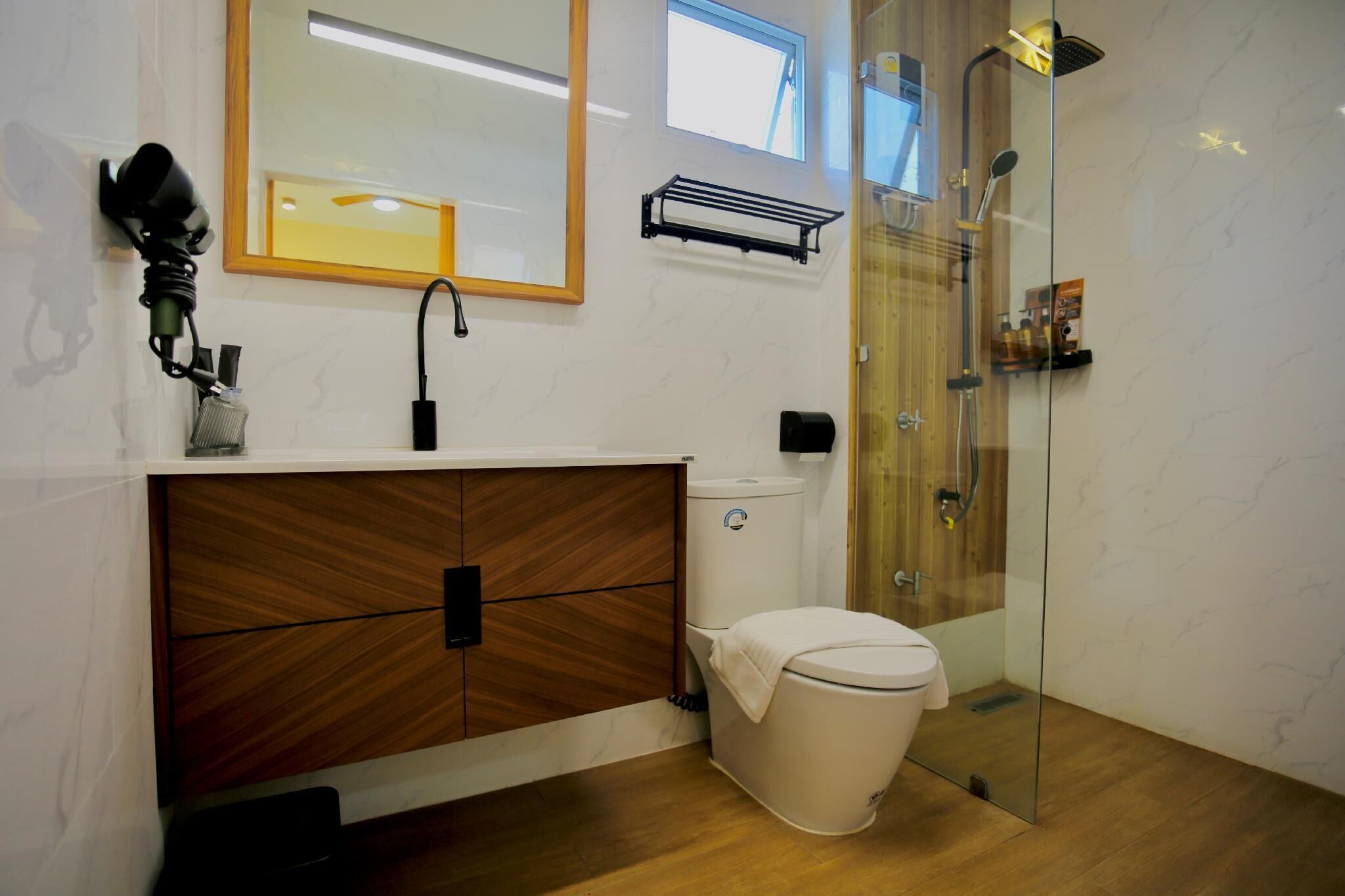 Dusche, Regendusche, kostenlose Toilettenartikel, Haartrockner