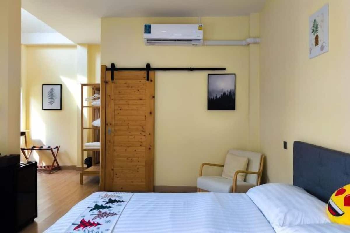 Frigobar (abastecido com itens grátis), cofres nos quartos