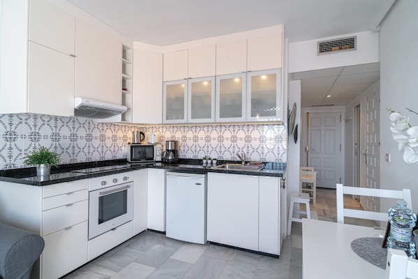 Kühlschrank, Mikrowelle, Ofen, Wasserkocher mit Kaffee-/Teezubehör