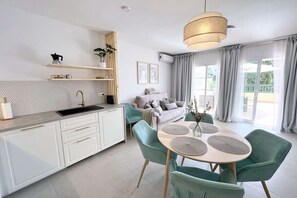 Unclassified image, 5 of 48, button