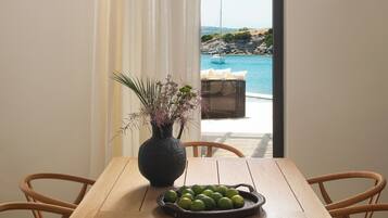 Lemari es besar, microwave, oven, dan kompor