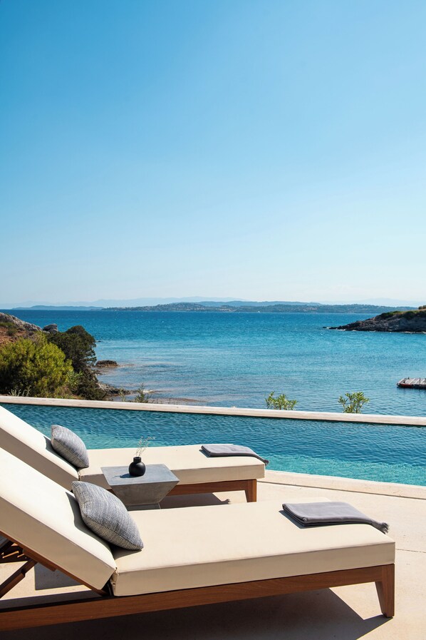 2 utendørsbassenger, bassengparasoller og solsenger