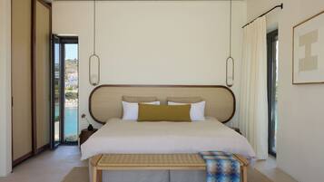 Premium bedding, in-room safe, desk, laptop workspace