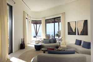 Exclusive Villa, Multiple Bedrooms, Private Pool, Sea View | Living area