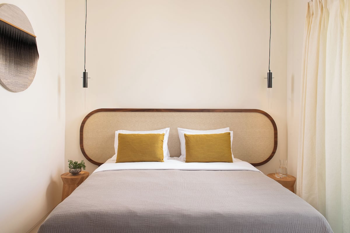 4 bedrooms, premium bedding, in-room safe, desk